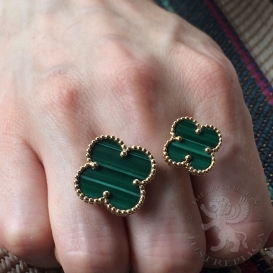 Van Cleef & Arpels Ring Alhambra Malachite between fingers