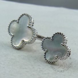 Van Cleef & Arpels Ring Alhambra Mother-Of-Pearl between fingers