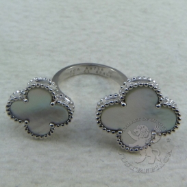Van Cleef & Arpels Ring Alhambra Mother-Of-Pearl between fingers