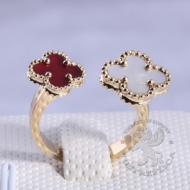 Van Cleef & Arpels Ring Alhambra Mother-Of-Pearl Carnelian between fingers