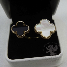Van Cleef & Arpels Ring Alhambra Mother-Of-Pearl Onyx between fingers