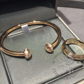 Piaget Bracelet Possession open bangle with Diamonds