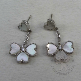 Van Cleef Arpels Earclips Alhambra MOP Heart 2D