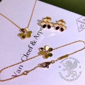 Van Cleef Arpels Earstuds Frivole 2D